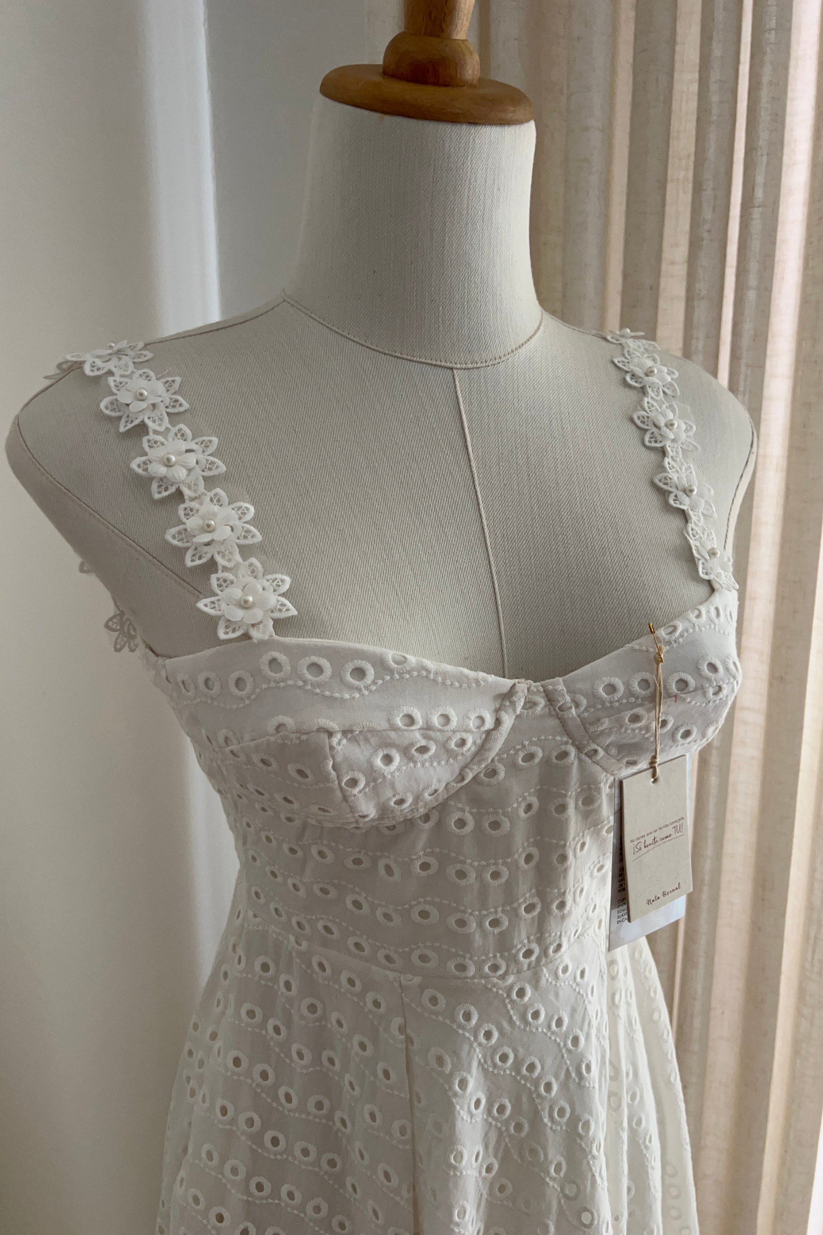 Vestido en Ojalillo Perla